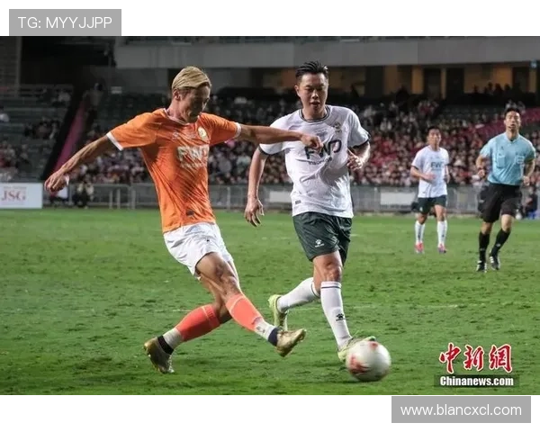 足球明星与路人亲密合影在日本街头展现温暖瞬间