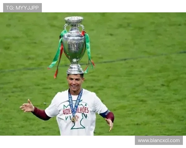 当今足球明星的职业生涯发展与社会影响力全面分析