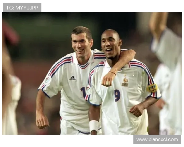 特立独行的足球明星们展现了他们的风采与魅力让我们一起领略他们的精彩瞬间