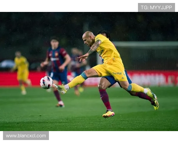 足球明星在比赛中精彩防守瞬间高清图集展示