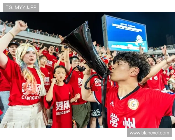 足球明星双手表情展现激情与魅力引领球迷热潮