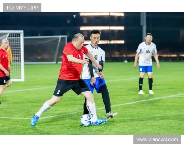 卡通足球明星齐聚一堂的精彩合照展现了他们的友谊与竞技精神